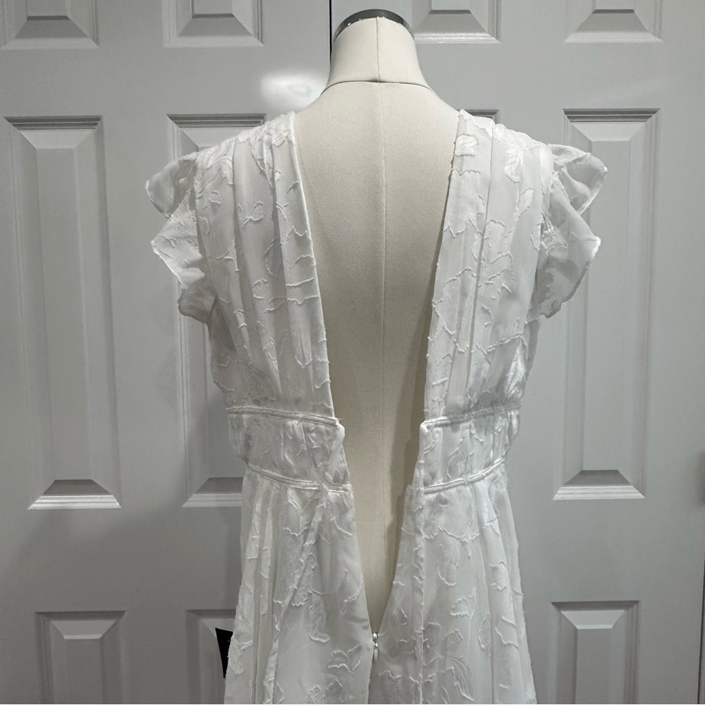 NWT Lulus All About Flowers White Ruffles String Tie Accent V-Neck Romper Size L - Picture 9 of 14